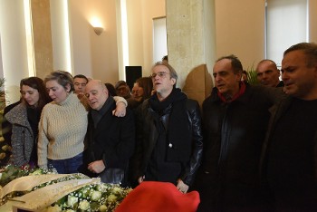 Τραγουδώντας... «το πιο όμορφο απ' όλα δεν στο 'χω πει ακόμα...»