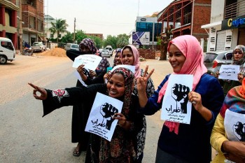 Γυναίκες διαδηλώνουν στο Σουδάν (από ιστοσελίδα του CANVAS, που επιχειρηματολογεί υπέρ της μεγαλύτερης εμπλοκής των ΗΠΑ στις εξελίξεις στη χώρα)