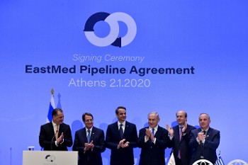 Τότε που έπεφταν οι υπογραφές «μετά βαΐων και κλάδων»...