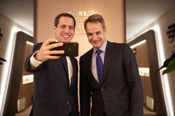Η «σέλφι» του πραξικοπηματία Γκουαϊδό με τον «περιχαρή» Κυρ. Μητσοτάκη
