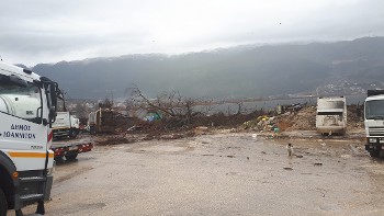Απορριμματοφόρα παροπλισμένα και μη, μπάζα και κομμένα δέντρα στο αμαξοστάσιο