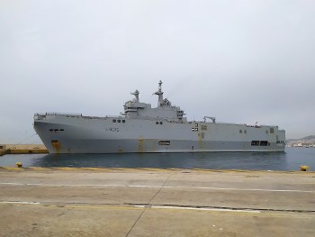 Το γαλλικό ελικοπτεροφόρο «Dixmude» στο λιμάνι του Πειραιά