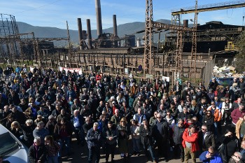 Από την απεργιακή συγκέντρωση στην πύλη του εργοστασίου στη Λάρυμνα...