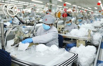 Εργαζόμενοι σε εργοστάσιο κατασκευής μασκών στην ανατολική Κίνα