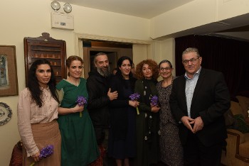 Ο Δ. Κουτσούμπας με τους συντελεστές της παράστασης