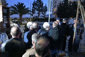 Αστυνομικές δυνάμεις κόβουν το δρόμο σε εκλεγμένους συνέδρους της ΔΑΣ