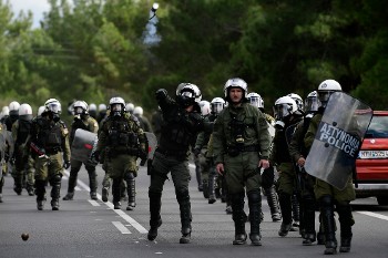 Τα ΜΑΤ επί το έργον στη Λέσβο