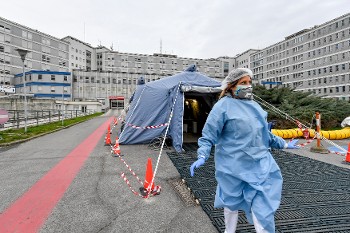 Τα κρούσματα και οι θάνατοι αυξάνονται στην Ιταλία