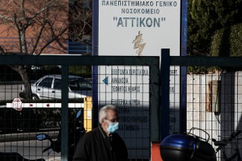 Τα νοσοκομεία στενάζουν από ελλείψεις, αλλά η κυβέρνηση μετατρέπει την επιδημία σε ευκαιρία για «ζεστό» χρήμα στους επιχειρηματίες της Υγείας
