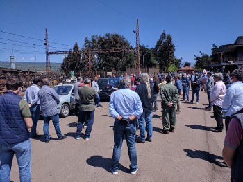 Από τη συγκέντρωση στην πύλη του εργοστασίου στη Λάρυμνα, στην οποία παραβρέθηκε και ο Δ. Κουτσούμπας