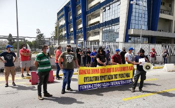 Σε νέα συμβολική διαμαρτυρία στο υπ. Ναυτιλίας προχωρούν στο πλαίσιο της σημερινής απεργίας οι ναυτεργάτες (φωτ. από κινητοποίηση τον περασμένο Μάη)