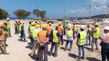 Από τη συζήτηση με τους εργαζόμενους στο εργοτάξιο