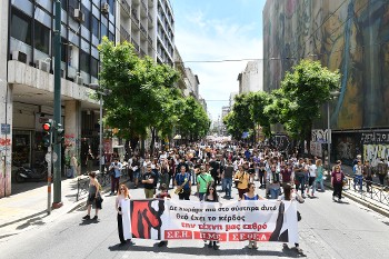 Στην κορυφή της πορείας προς το υπουργείο Πολιτισμού, το πανό των σωματείων