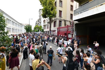 Οι συγκεντρωμένοι έξω από το ΥΠΠΟ