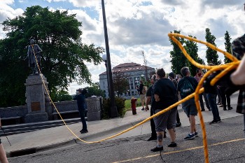 Διαδηλωτές στη Μινεσότα των ΗΠΑ, εκεί όπου δολοφονήθηκε ο Τζ. Φλόιντ, γκρεμίζουν το άγαλμα του Χριστόφορου Κολόμβου