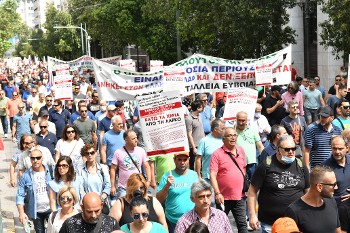 Με πορεία από την Ομόνοια οι εργάτες της ΛΑΡΚΟ έφτασαν στο χώρο της συγκέντρωσης στο Σύνταγμα