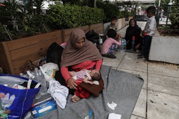 Πρόσφυγες με τα παιδιά τους δεν έχουν πού να πάνε μετά την απόφαση της κυβέρνησης