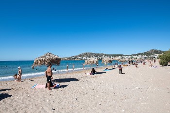 Παραλία Βάρκιζας: Μία από τις ελάχιστες «ελεύθερες» παραλίες στις οποίες συγκεντρώνεται πολύς κόσμος. Οι σχεδιασμοί προβλέπουν προσεχώς την παραχώρηση σε επιχειρηματίες