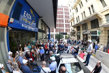 Από τη χτεσινή συγκέντρωση έξω από τα κεντρικά γραφεία διοίκησης των ΕΛΤΑ στην Αθήνα