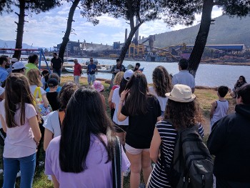 Στιγμιότυπο από την ξενάγηση. Στο βάθος η ΛΑΡΚΟ
