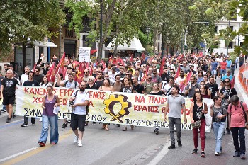 Μαζική διαδήλωση προς το υπουργείο Εργασίας