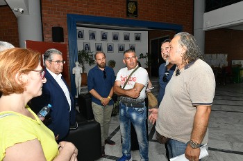 Με τους εργαζόμενους στο hot spot