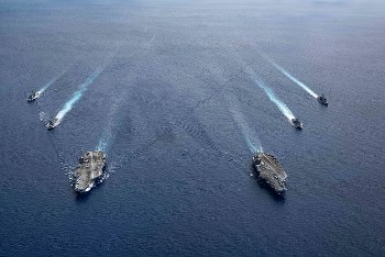 Τον Ιούλη, περιπολώντας στη Νότια Κινεζική Θάλασσα, οι ΗΠΑ ανέπτυξαν για πρώτη φορά ταυτόχρονα δύο αεροπλανοφόρα (φωτ.)
