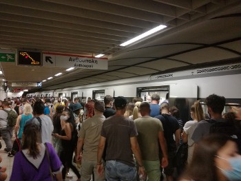 Η... σαρδελοποίηση που βιώνει καθημερινά ο λαός εν μέσω πανδημίας αναδεικνύει τις τεράστιες ευθύνες όλων των κυβερνήσεων