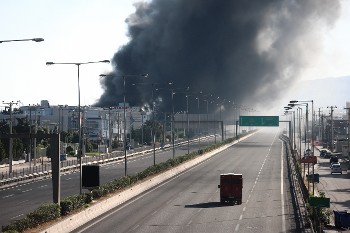 Μαύρος καπνός βγαίνει από το εργοστάσιο ανακύκλωσης...
