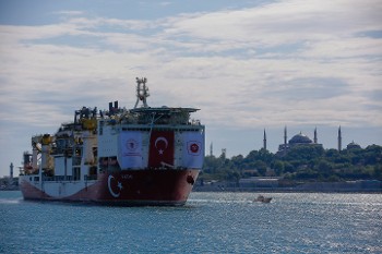 Η Τουρκία ενισχύει διαρκώς και τον «ενεργειακό στόλο» της (φωτ. γεωτρύπανο «Φατίχ»)