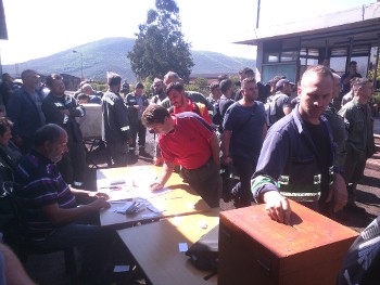 ...και την ψηφοφορία για τις απεργιακές κινητοποιήσεις