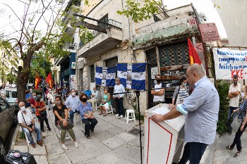 Στιγμιότυπο από την εκδήλωση, όπου διακρίνεται και το ιστορικό κτίριο που ρημάζει