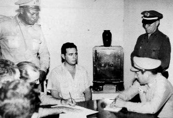 Ο Φιντέλ Κάστρο έχει συλληφθεί και ανακρίνεται από αστυνομικούς, μετά την επίθεση στο στρατόπεδο Μονκάδα της πόλης Σαντιάγο ντε Κούβα, τον Ιούλη του 1953