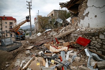 Οι βομβαρδισμοί στο Στεπανακέρτ, πρωτεύουσα του Ναγκόρνο Καραμπάχ, συνεχίζονται