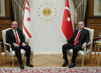Από την επίσκεψη του νέου ηγέτη του ψευδοκράτους στην Κύπρο, Ε. Τατάρ, στην Αγκυρα (αριστερά)