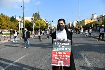 Οι συγκεντρωμένοι στην αμερικάνικη πρεσβεία είχαν απόσταση ο ένας από τον άλλο τρία μέτρα και όλοι φορούσαν μάσκες