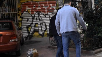 Αντιπροσωπεία του ΚΣ της ΚΝΕ καταθέτει ένα λουλούδι σε χώρο κοντά στο σημείο της δολοφονίας του Αλέξανδρου Γρηγορόπουλου, αφού η αστυνομία παρεμπόδισε την πρόσβαση