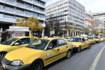 Από τη συμβολική παρουσία της Επιτροπής Αγώνα Επαγγελματιών Ταξί