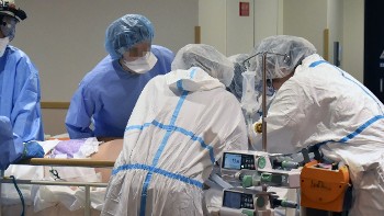 Στο «κόκκινο» είναι τα νοσοκομεία της Ιαπωνίας μετά τη νέα έξαρση διάδοσης του κορονοϊού