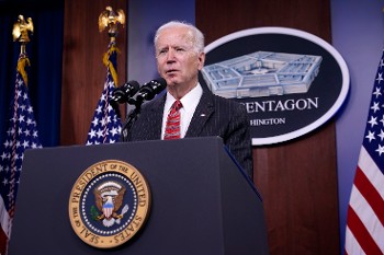 Το... «America is Back» σηματοδοτεί την παραπέρα κλιμάκωση της επιθετικότητας των ΗΠΑ σε όλα τα μέτωπα, στο πλαίσιο της εντεινόμενης ιμπεριαλιστικής διαπάλης