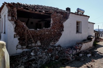 Οι κόποι μιας ζωής έγιναν ερείπια