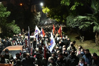 Πλημμύρισαν από κόσμο οι δρόμοι της πόλης