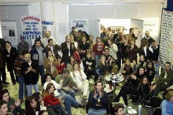 Στιγμιότυπο από τη χτεσινή εκδήλωση αλληλεγγύης