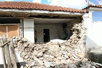 Ούτε τα μπάζα από την καταστροφή της 3ης Μάρτη με τα 6,3 Ρίχτερ δεν έχουν μετακινηθεί ακόμα σε πολλές γειτονιές στο Δαμάσι