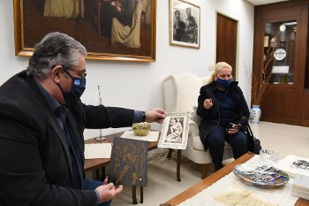 Μήτρα χαρακτικού με θέμα «Εργάτες». Εργο του κοσμεί έντυπο για το διεθνές αντιαποικιακό κίνημα