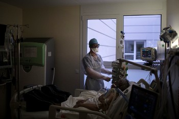 Οι εντατικές στη Γαλλία γεμίζουν ξανά, με δραματικές συνέπειες για όλους τους ασθενείς