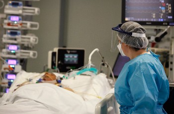 Ο κορονοϊός δεν ταλαιπωρεί για καιρό μόνο τους ασθενείς στις ΜΕΘ, αλλά και πολλούς που κόλλησαν τον ιό και δεν χρειάστηκαν νοσηλεία, περνώντας μέτρια ή ακόμη και ελαφρά την COVID-19