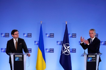 Από επίσκεψη του Ουκρανού ΥΠΕΞ στην έδρα του ΝΑΤΟ τον περασμένο Απρίλη