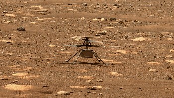 Το «Ingenuity» με τα πτερύγια πλήρως ανεπτυγμένα, αναμένει την αναβάθμιση του λογισμικού του για να μπορέσει να πετάξει