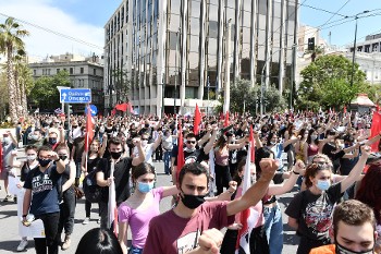 Με υψωμένες γροθιές και τραγουδώντας τη Διεθνή ολοκληρώθηκε η συγκέντρωση